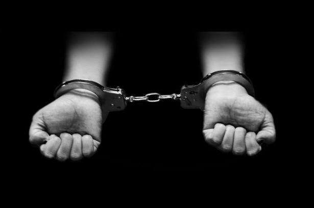 2 gamblers held with stake money in Kunzer